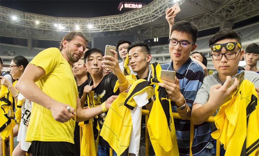 Hohes Trainingspensum - Shanghai im BVB-Modus Impressionen des ersten Tages der China-Reise von Borussia Dortmund.