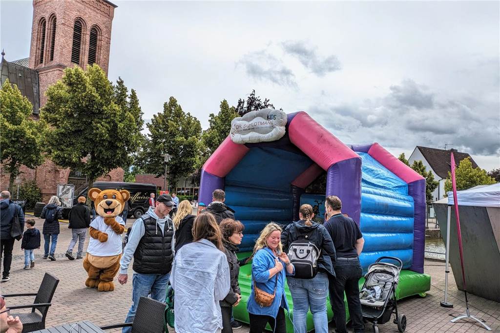 [Impressionen vom Altstadtfest: Der Sonntag war trotz regnerischen Wetters gut besucht]