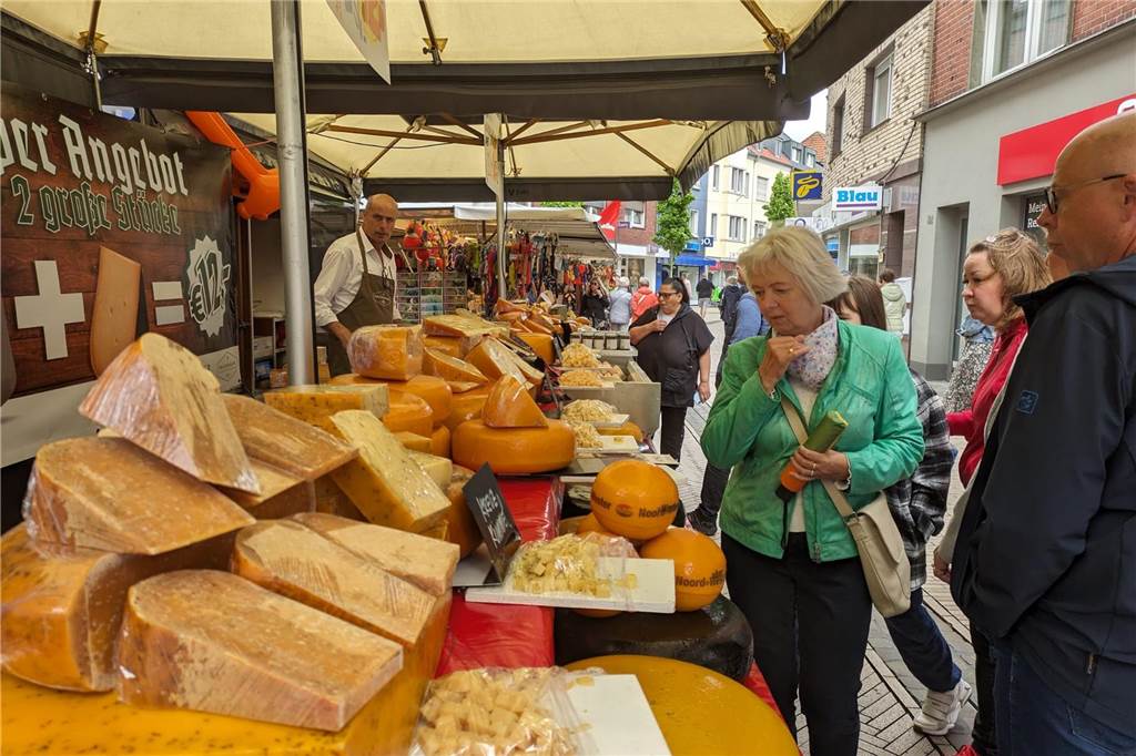 Impressionen vom Altstadtfest: Die Innenstadt von Dorsten und die Angebote beim verkaufsoffenen Sonntag waren gut besucht.