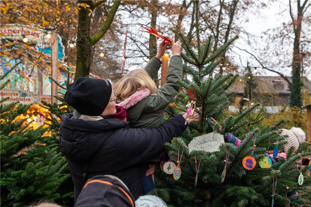 Viele Fotos : Zauberhaftes Lichterfest im Wennighof lockt viele Besucher an Impressionen vom Auftakt des Lichterfestes im Wenninghof 2023.