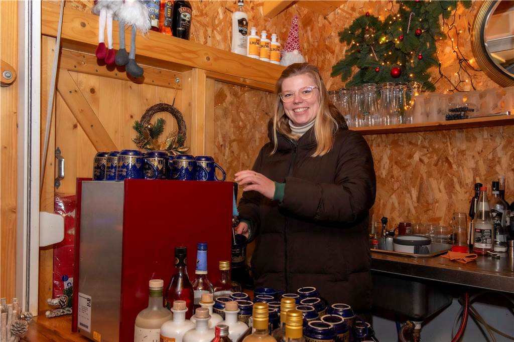 Menschen auf dem Nikolausmarkt in Halterm.