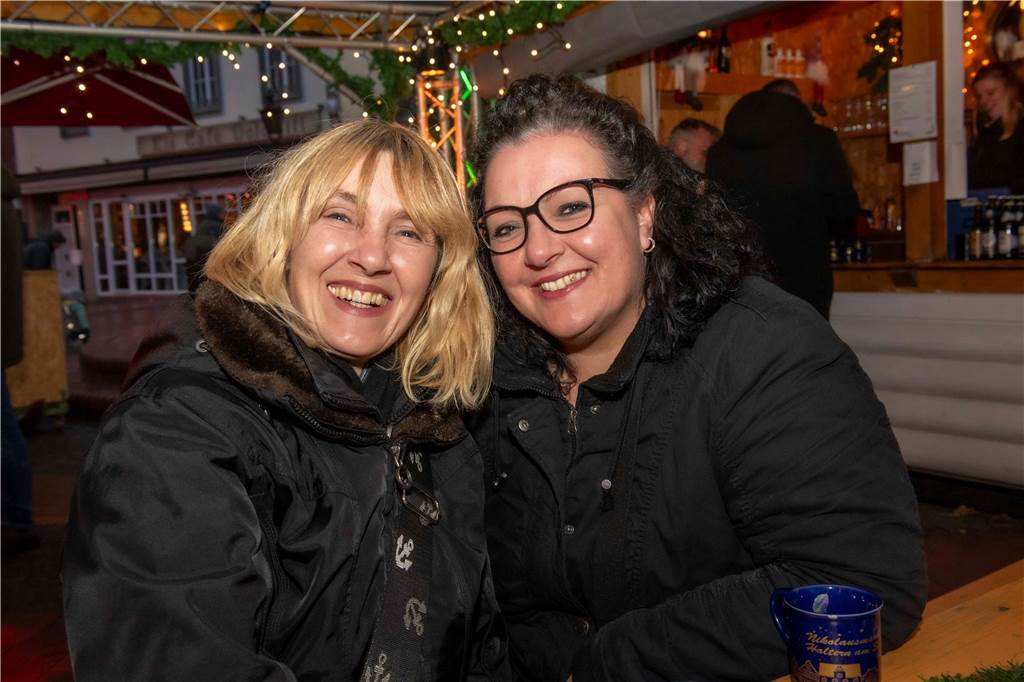 Menschen auf dem Nikolausmarkt in Halterm.