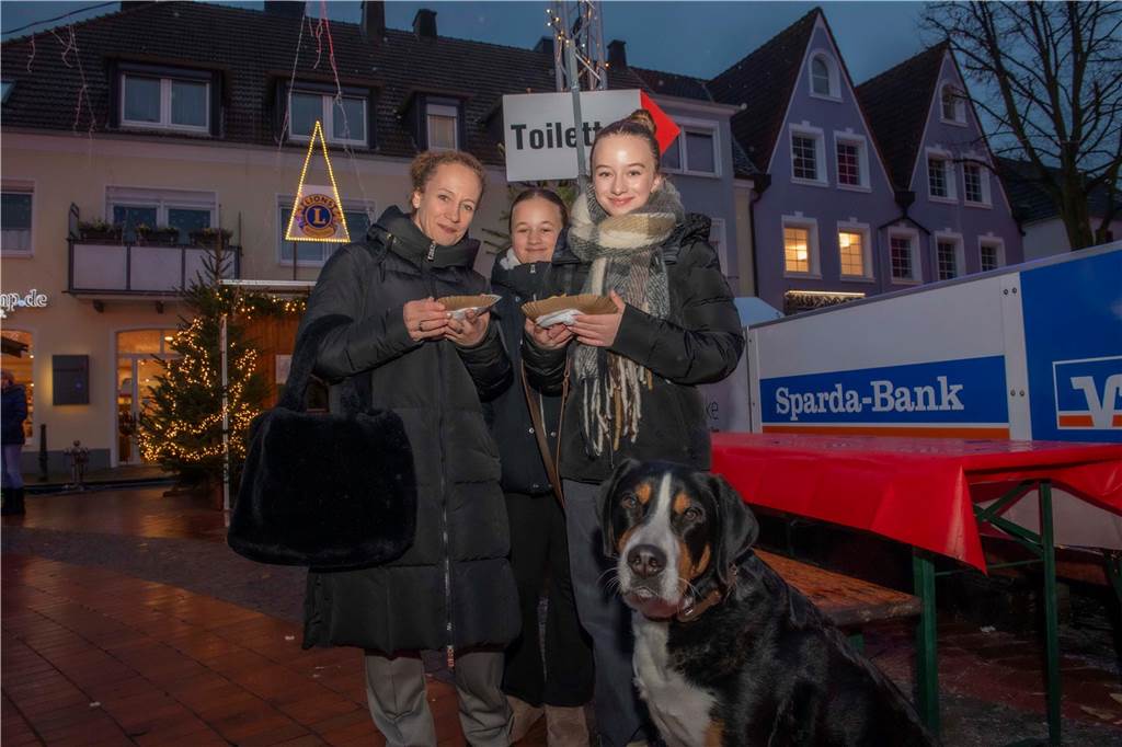 Menschen auf dem Nikolausmarkt in Halterm.