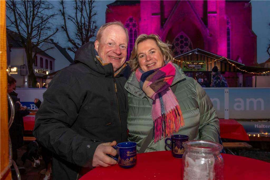 Menschen auf dem Nikolausmarkt in Halterm.