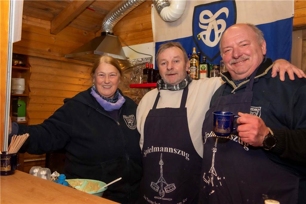 Menschen auf dem Nikolausmarkt in Halterm.