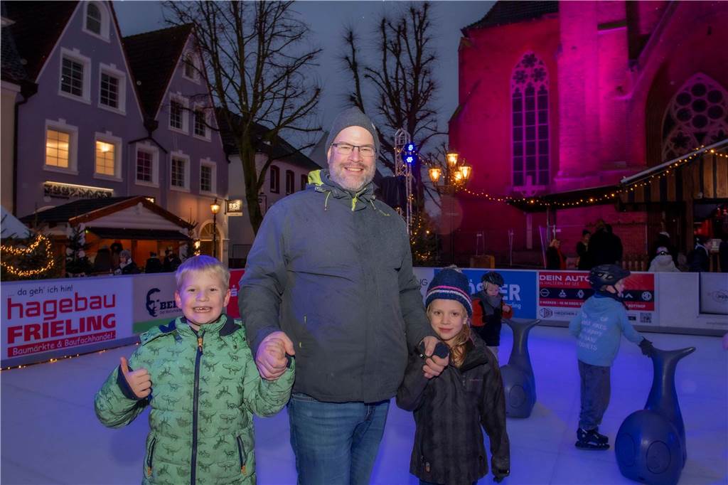 Menschen auf dem Nikolausmarkt in Halterm.