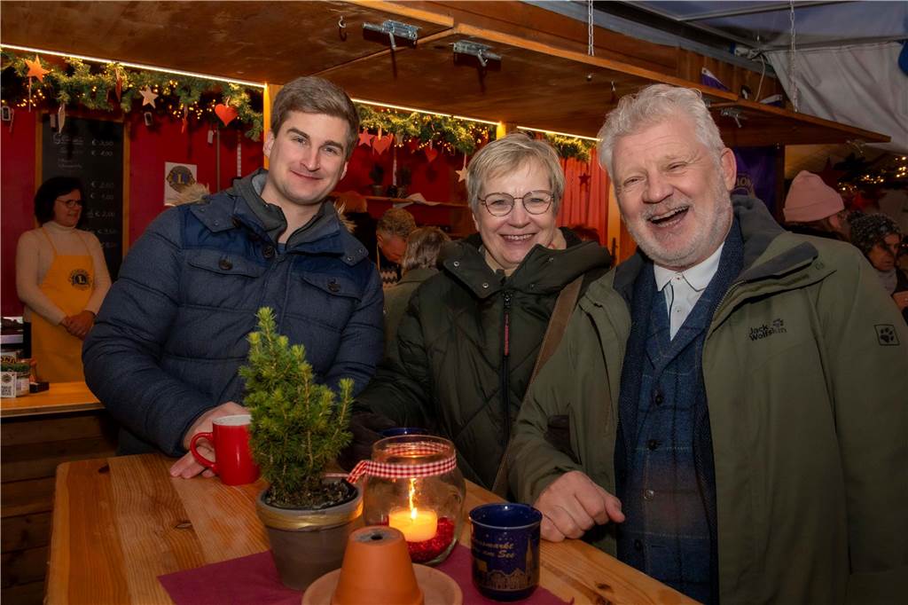 Menschen auf dem Nikolausmarkt in Halterm.