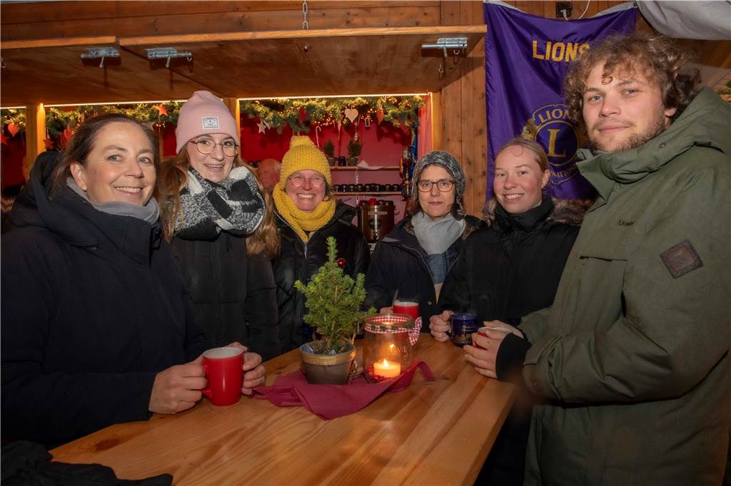 Menschen auf dem Nikolausmarkt in Halterm.