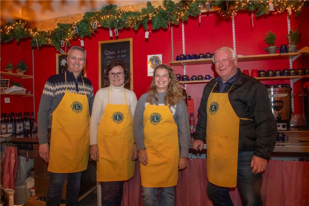 Menschen auf dem Nikolausmarkt in Halterm.