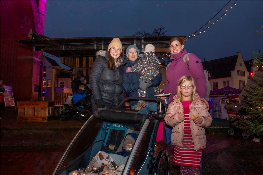 Menschen auf dem Nikolausmarkt in Halterm.