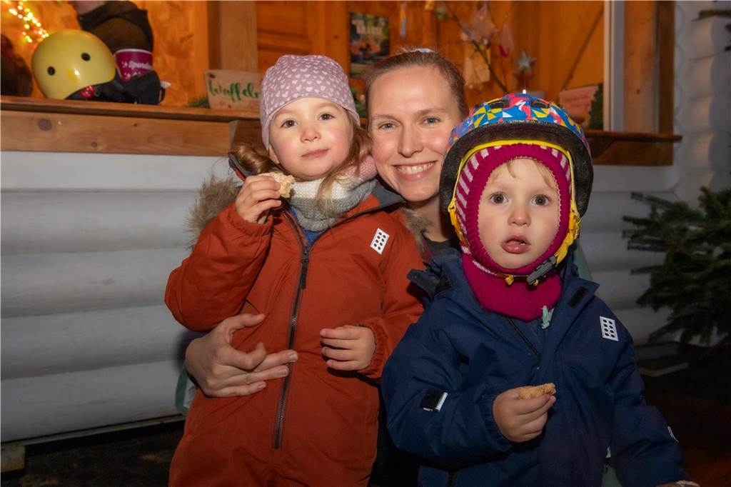 Menschen auf dem Nikolausmarkt in Halterm.