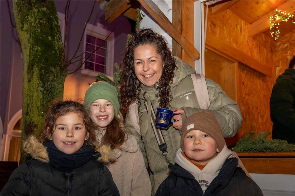 Menschen auf dem Nikolausmarkt in Halterm.
