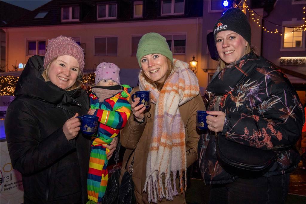 Menschen auf dem Nikolausmarkt in Halterm.