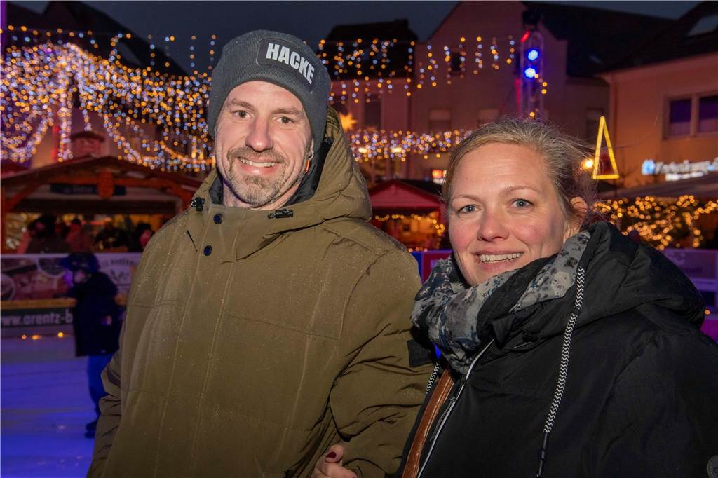 Menschen auf dem Nikolausmarkt in Halterm.