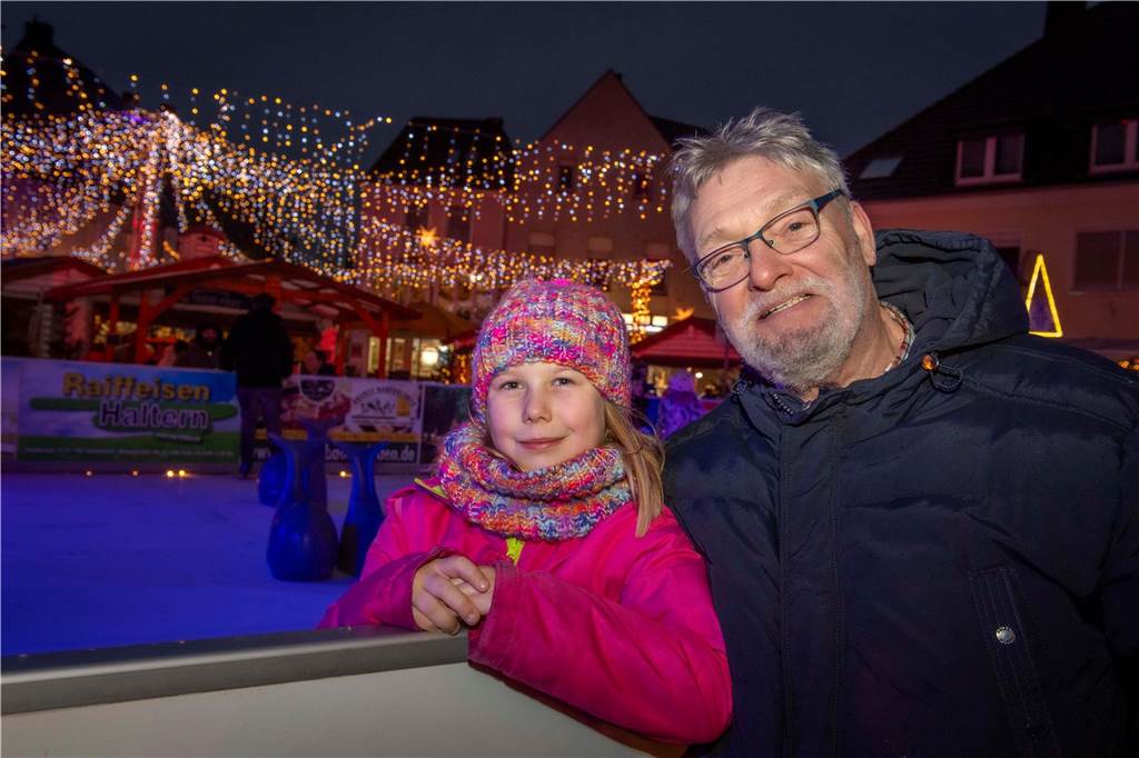 Menschen auf dem Nikolausmarkt in Halterm.