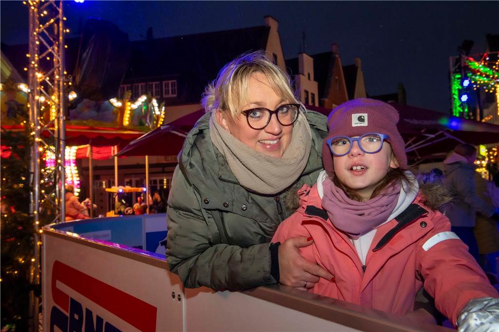 Menschen auf dem Nikolausmarkt in Halterm.