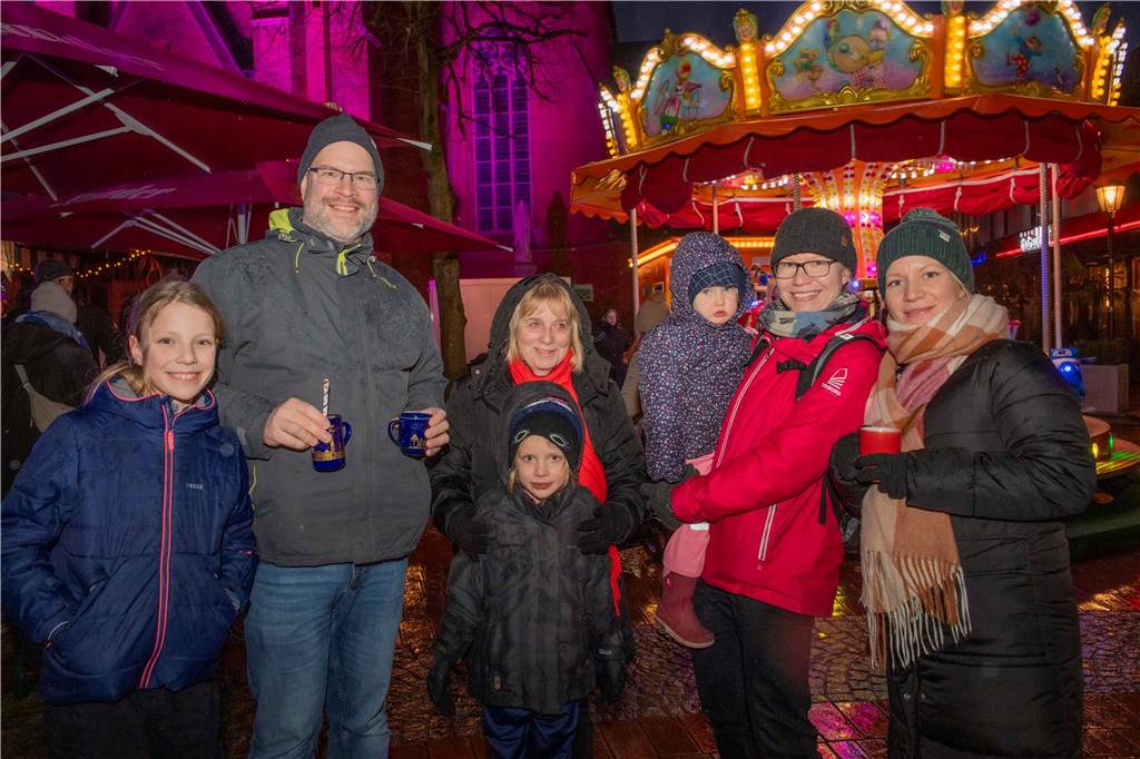 Menschen auf dem Nikolausmarkt in Halterm.