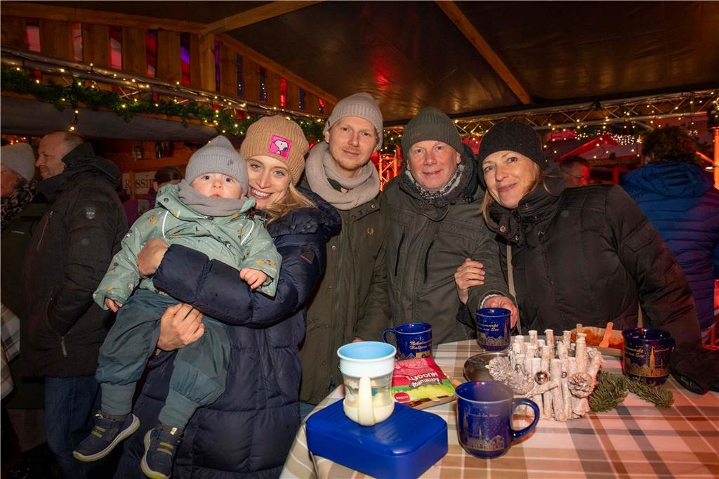 Menschen auf dem Nikolausmarkt in Halterm.