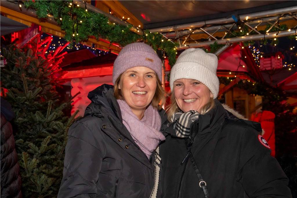 Menschen auf dem Nikolausmarkt in Halterm.
