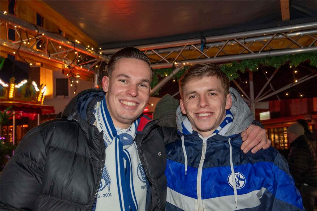 Menschen auf dem Nikolausmarkt in Halterm.