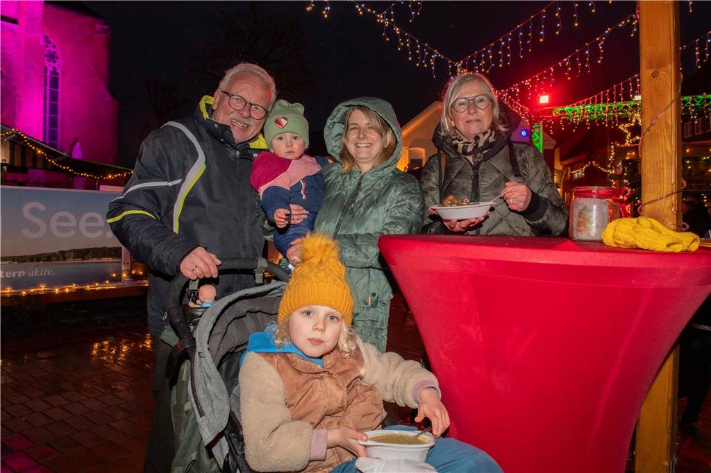 Menschen auf dem Nikolausmarkt in Halterm.