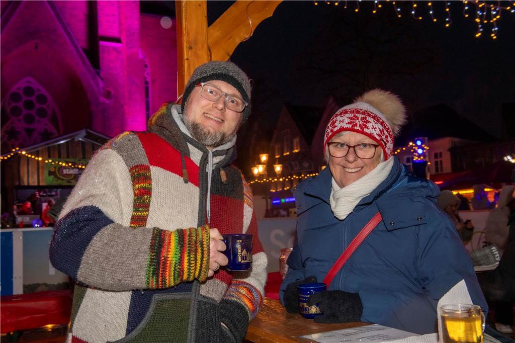 Menschen auf dem Nikolausmarkt in Halterm.