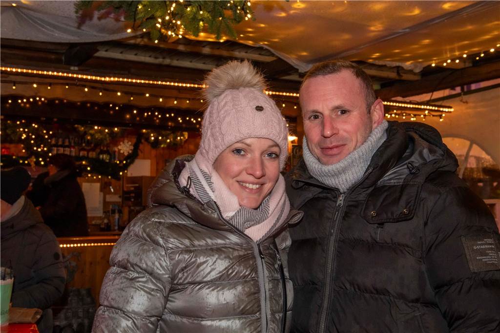 Menschen auf dem Nikolausmarkt in Halterm.