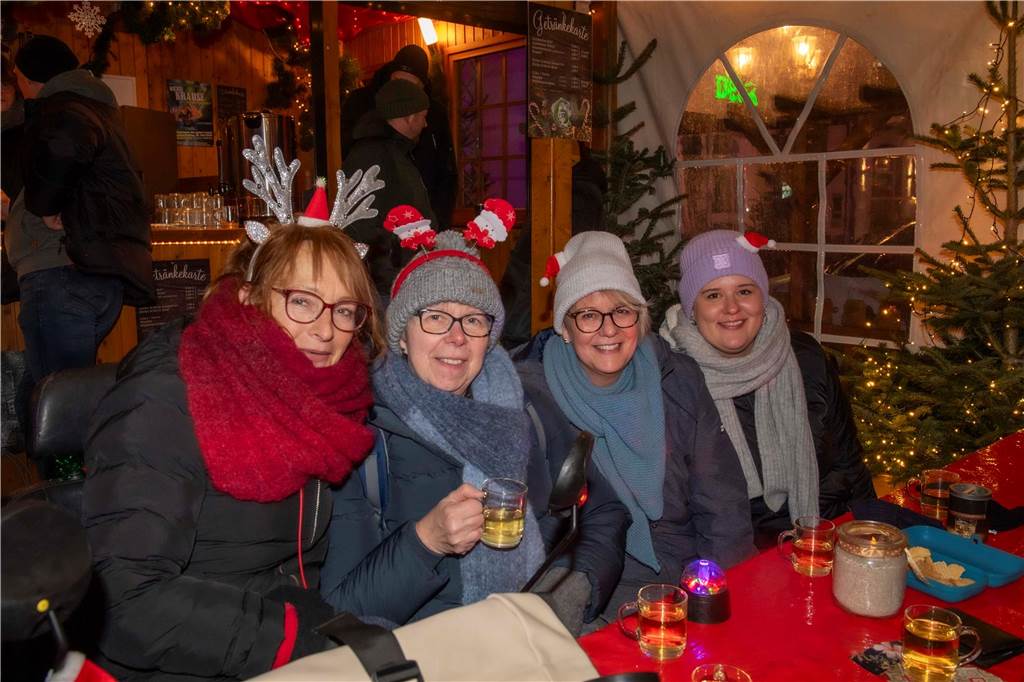 Menschen auf dem Nikolausmarkt in Halterm.