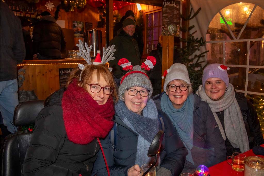 Menschen auf dem Nikolausmarkt in Halterm.