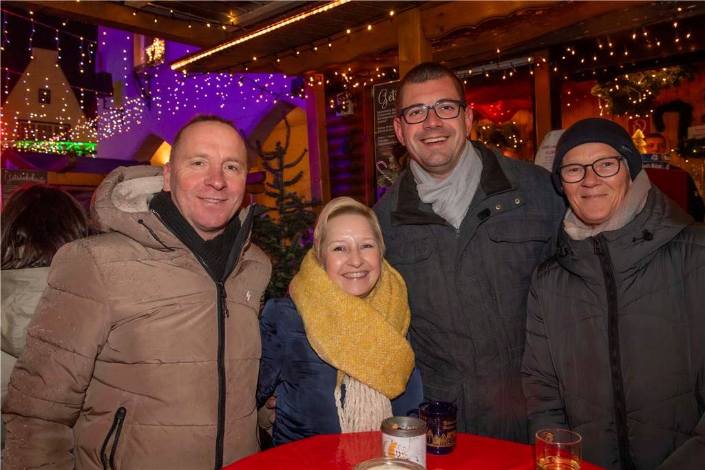 Menschen auf dem Nikolausmarkt in Halterm.