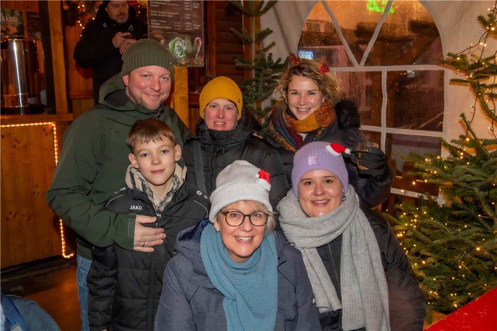 Menschen auf dem Nikolausmarkt in Halterm.