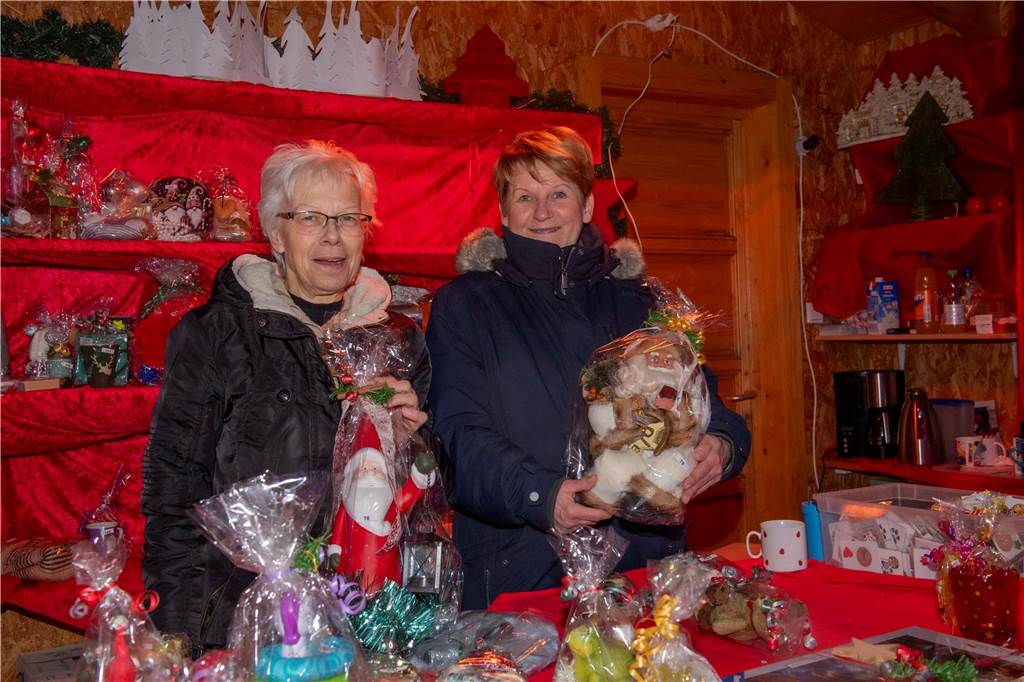 Menschen auf dem Nikolausmarkt in Halterm.