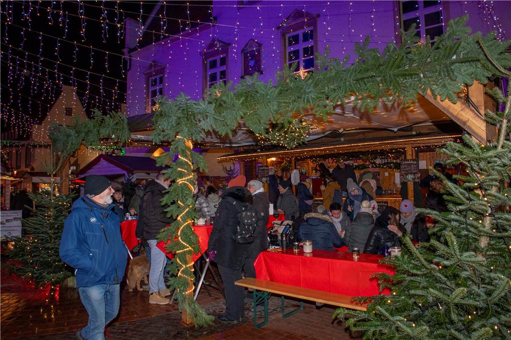 Menschen auf dem Nikolausmarkt in Halterm.