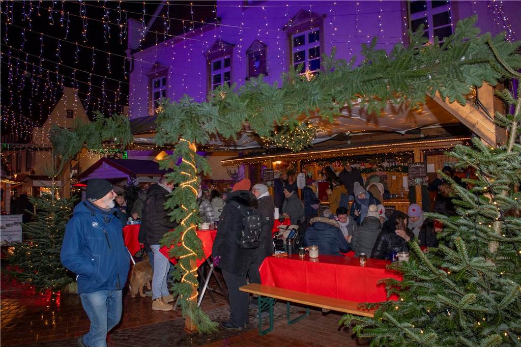 Menschen auf dem Nikolausmarkt in Halterm.