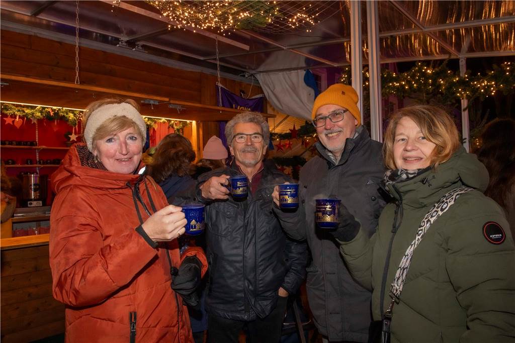 Menschen auf dem Nikolausmarkt in Halterm.