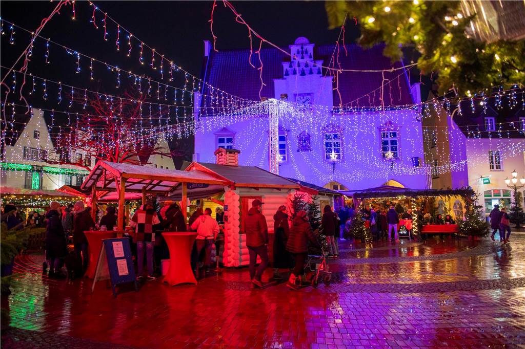 Menschen auf dem Nikolausmarkt in Halterm.