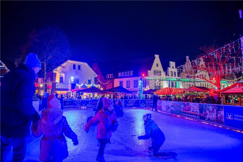 Menschen auf dem Nikolausmarkt in Halterm.