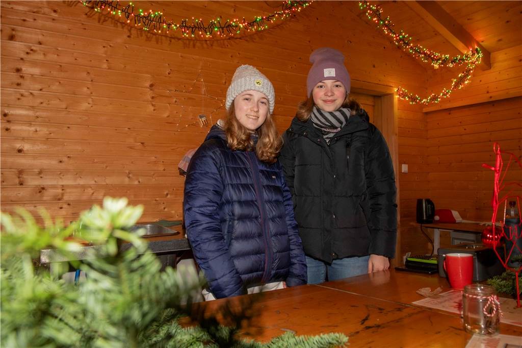 Menschen auf dem Nikolausmarkt in Halterm.
