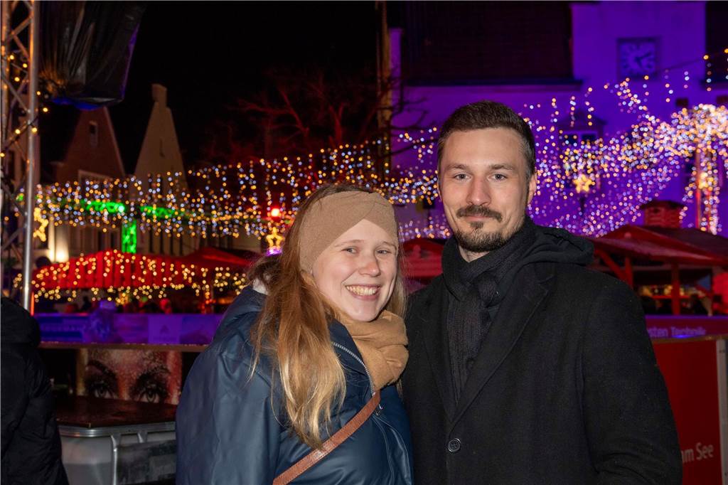 Menschen auf dem Nikolausmarkt in Halterm.
