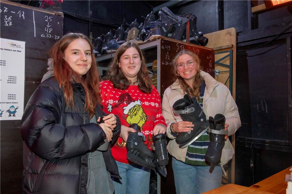 Menschen auf dem Nikolausmarkt in Halterm.