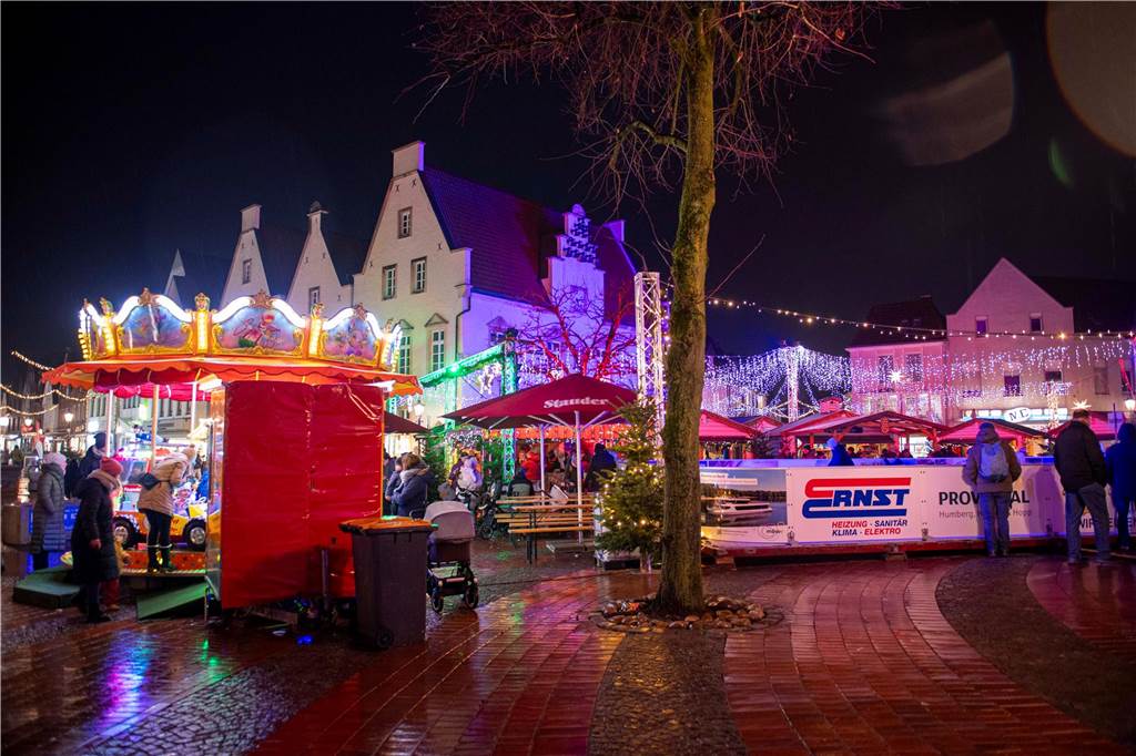 Menschen auf dem Nikolausmarkt in Halterm.