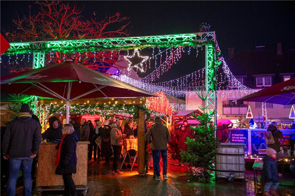 Menschen auf dem Nikolausmarkt in Halterm.