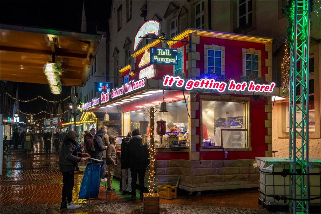 Menschen auf dem Nikolausmarkt in Halterm.