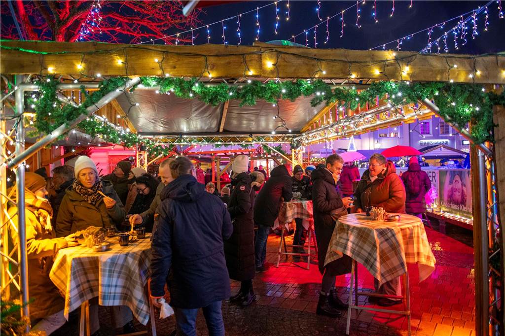 Menschen auf dem Nikolausmarkt in Halterm.
