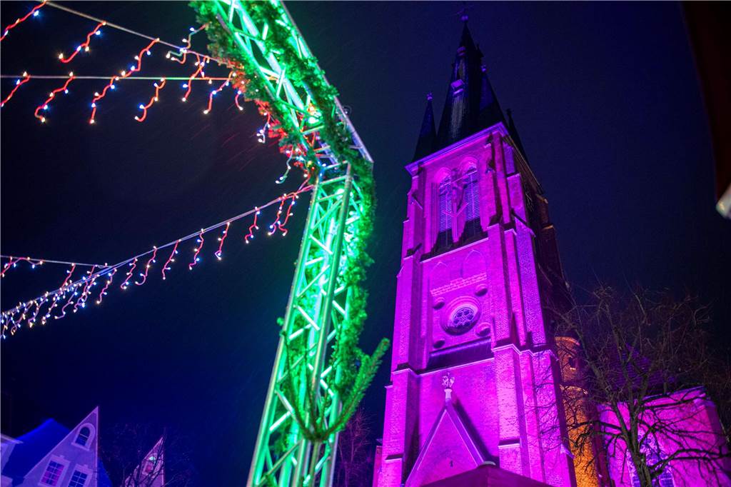 Menschen auf dem Nikolausmarkt in Halterm.Menschen auf dem Nikolausmarkt in Halterm.