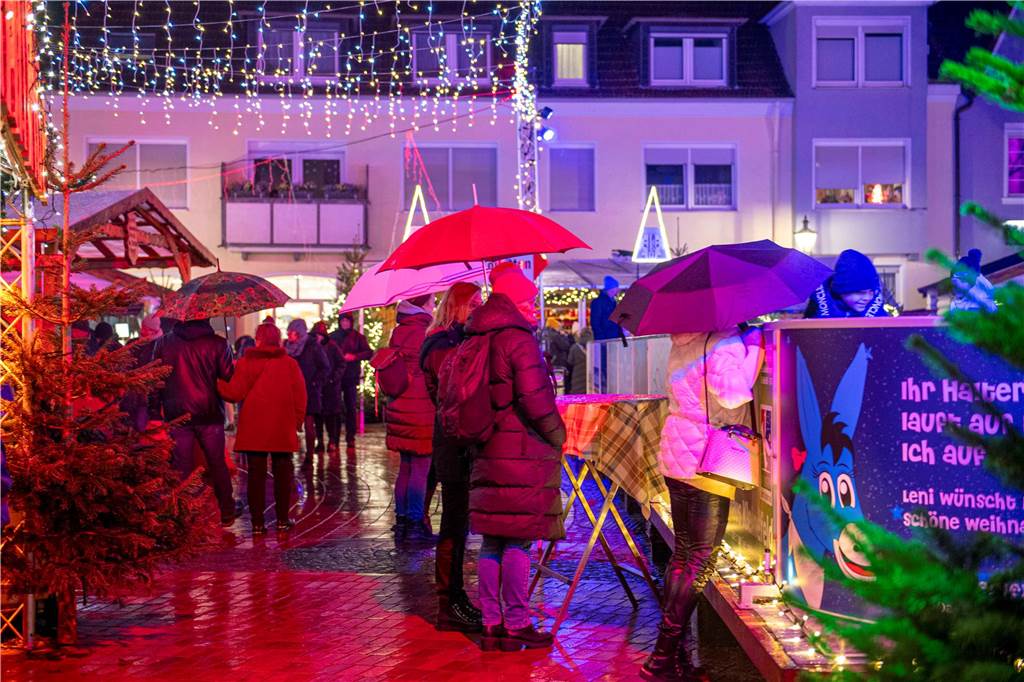 Menschen auf dem Nikolausmarkt in Halterm.