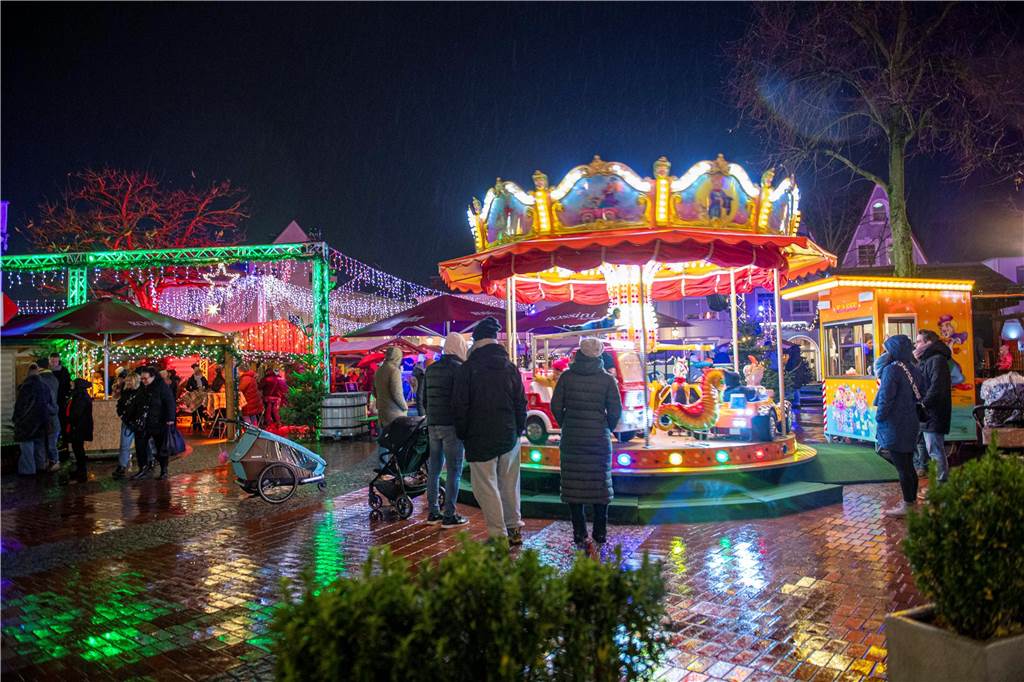 Menschen auf dem Nikolausmarkt in Halterm.