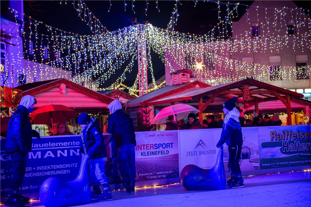 Menschen auf dem Nikolausmarkt in Halterm.