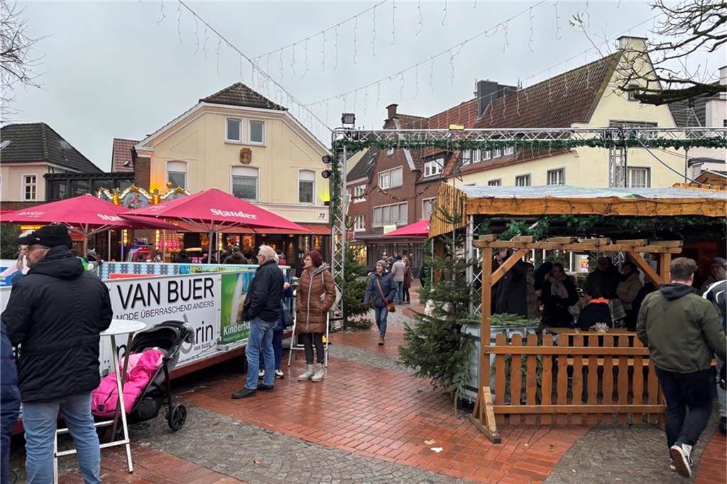 Menschen auf dem Nikolausmarkt in Halterm.