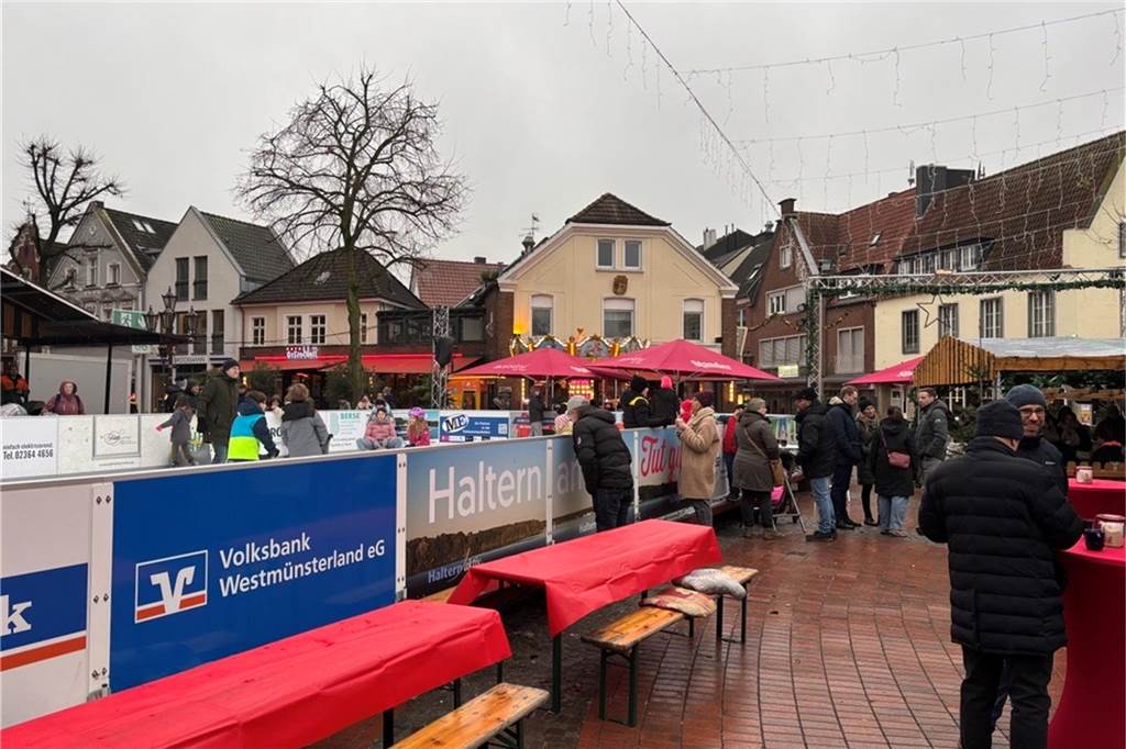 Menschen auf dem Nikolausmarkt in Halterm.